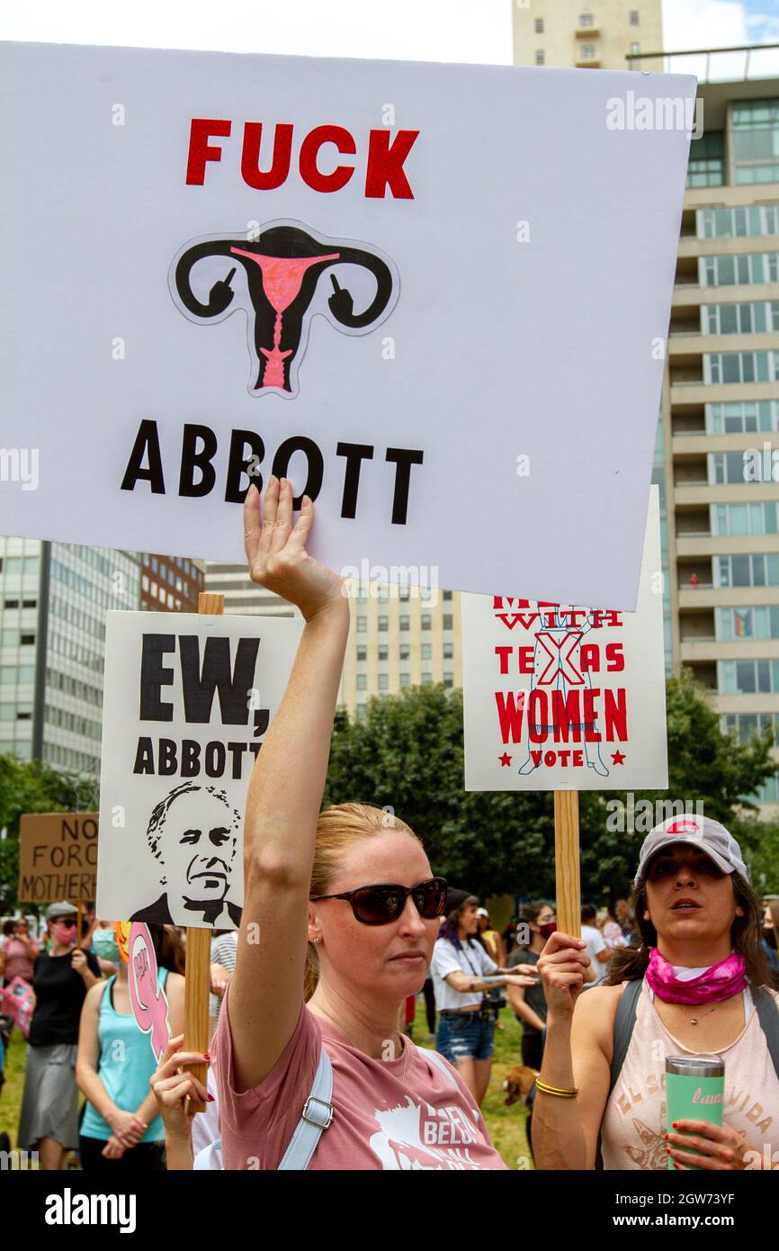 Dallas, Texas, Stati Uniti. 2 ottobre 2021. Nel centro di Dallas, una marcia e un Rally di Liberazione riproduttiva guidato da BIPOC (Black, Indigenous, and People of Colour) attirarono circa 2,500 persone, mentre migliaia si riunirono per la marcia delle donne si radunarono in tutti gli Stati Uniti per parlare contro la nuova legge sull'aborto del Texas (SB 8), che vieta gli aborti dopo sei settimane di gravidanza. (Credit Image: © Jaime Carrero/ZUMA Press Wire) Foto Stock