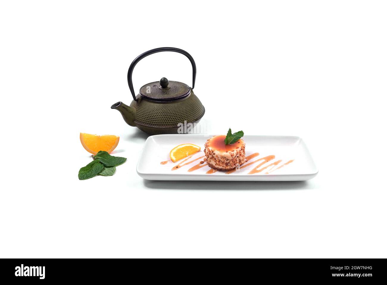 Tutti i tipi di alimenti diversi e ciambelle pane, peperoncino, cibo pollo e manzo sulla parte superiore angolo bello sfondo bianco e grigio Foto Stock