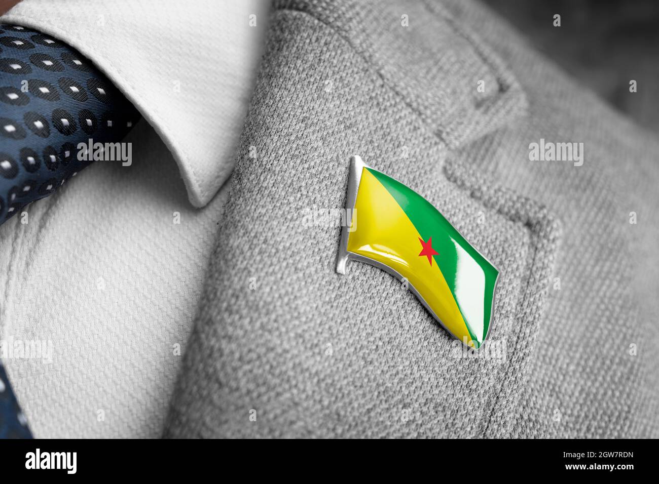 Distintivo in metallo con la bandiera della Guiana francese su un lapel tuta Foto Stock