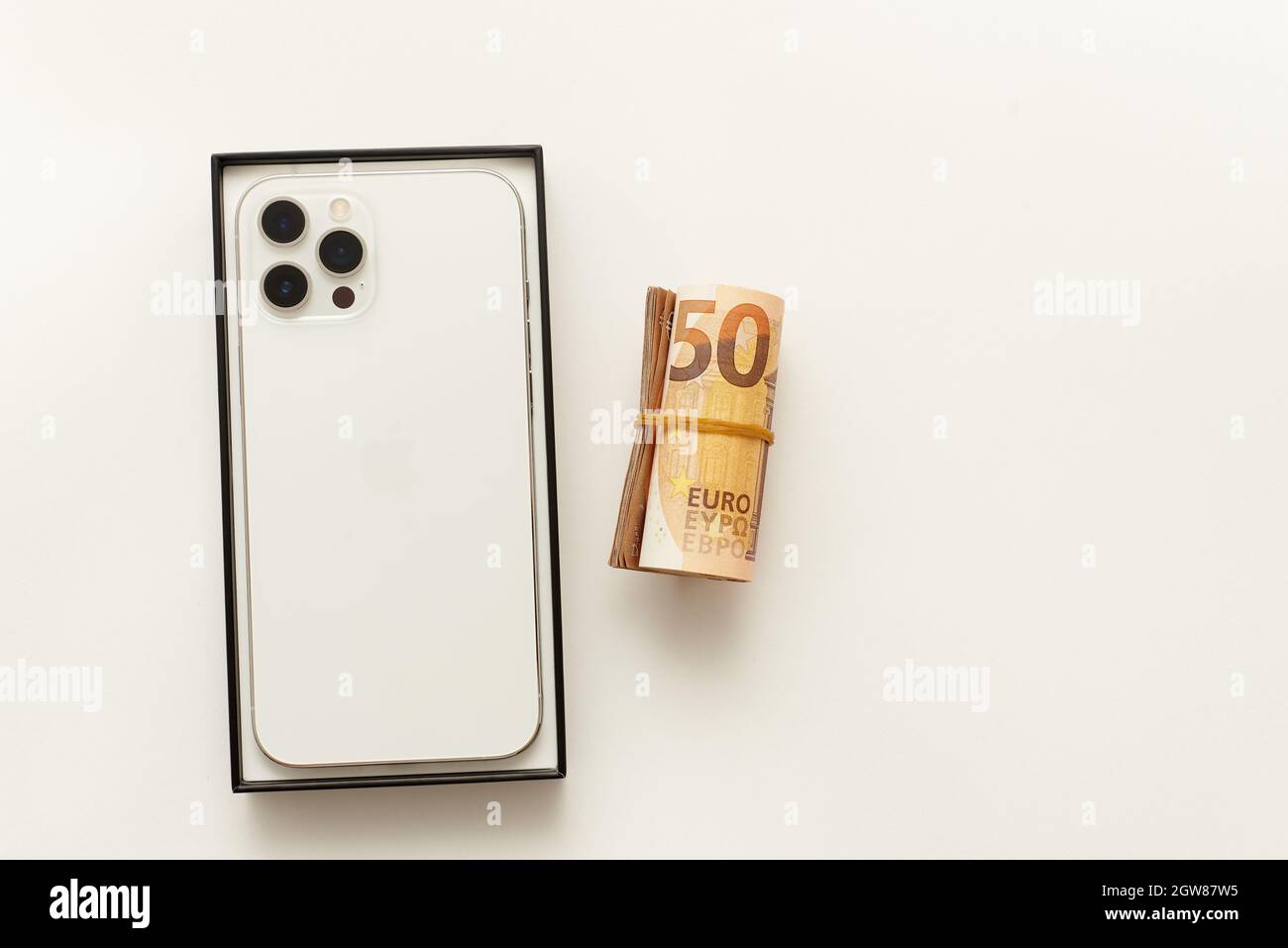 STARIY OSKOL, RUSSIA - 5 LUGLIO 2021: Nuovo iPhone 12 pro max e euro fatture Foto Stock
