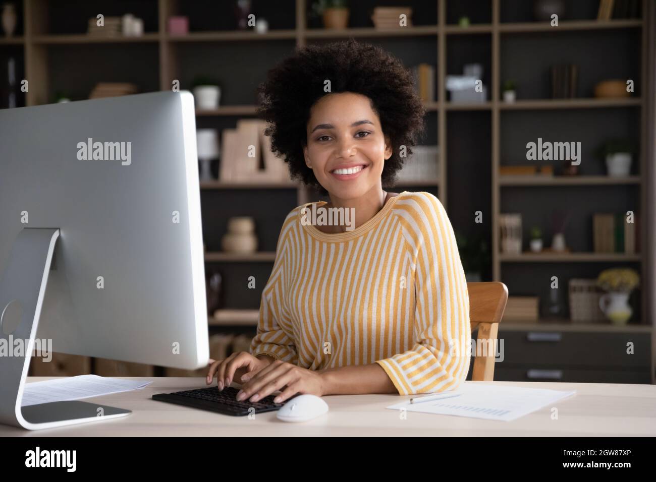 Ritratto di felice attraente giovane imprenditore afroamericano. Foto Stock