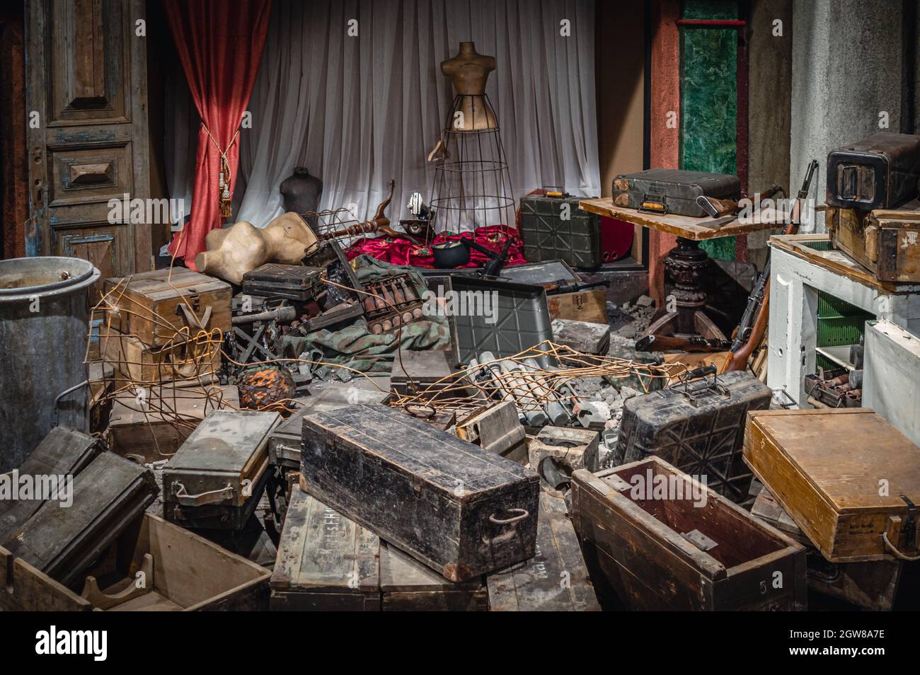 Antico deposito militare di munizioni. Diorama storico della seconda Guerra Mondiale intitolato 'parla la memoria. Un modo per attraversare la guerra». San Pietroburgo. Foto Stock