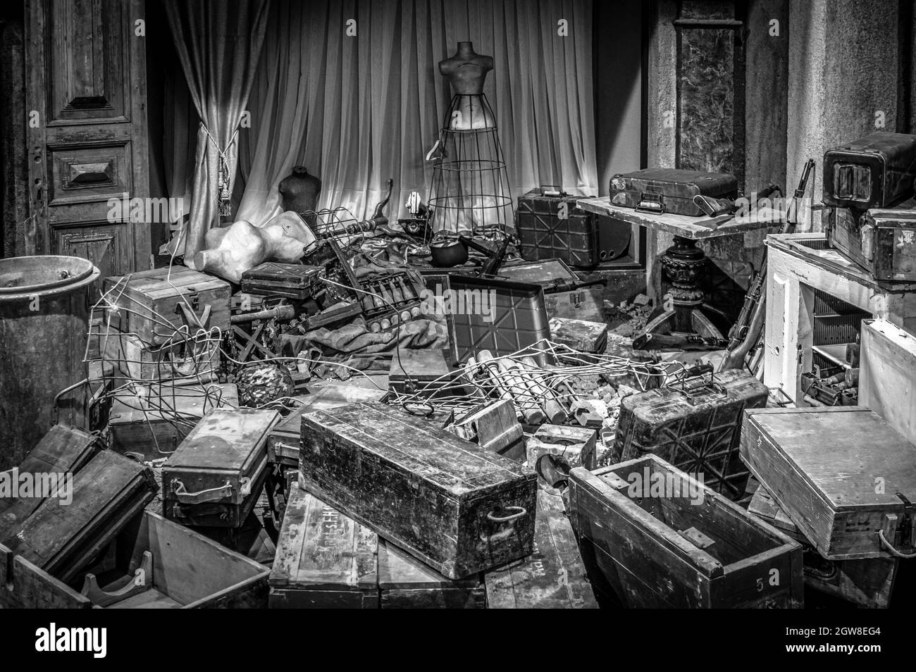 Antico deposito militare di munizioni. Diorama storico della seconda Guerra Mondiale intitolato 'parla la memoria. Un modo per attraversare la guerra». San Pietroburgo. Bianco e nero. Foto Stock