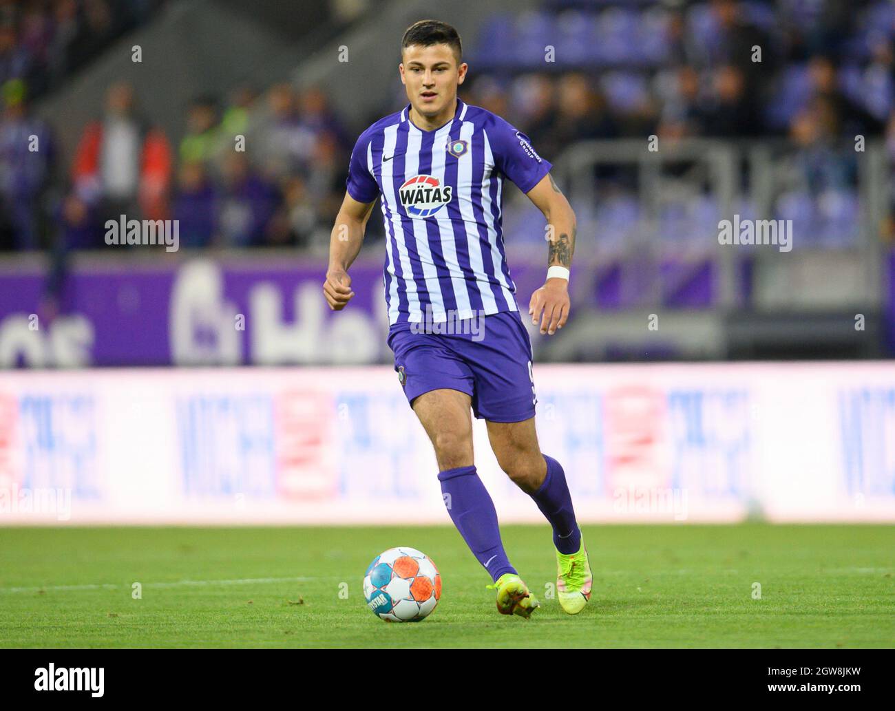 Aue, Germania. 01 ottobre 2021. Calcio: 2. Bundesliga, FC Erzgebirge Aue - Hamburger SV, Matchday 9, Erzgebirgsstadion. Antonio Jonjic di Aue gioca la palla. Credit: Robert Michael/dpa-Zentralbild/dpa - NOTA IMPORTANTE: In conformità con le norme del DFL Deutsche Fußball Liga e/o del DFB Deutscher Fußball-Bund, è vietato utilizzare o utilizzare fotografie scattate nello stadio e/o del match sotto forma di immagini di sequenza e/o serie di foto video-simili./dpa/Alamy Live News Foto Stock