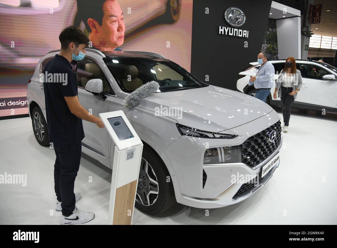 Barcellona, Spagna. 2 ottobre 2021. Un lavoratore che pulisce le automobili allo stand Hyundai durante l'Automobile Barcellona 2021.i lavoratori che rendono possibile per l'evento internazionale Automobile Barcellona di funzionare senza problemi sono a volte inosservati. Personale di pulizia, guardie di sicurezza, pulitori di auto, informazioni hostess, tra gli altri, sono le persone che rendono possibile il successo dell'evento. Credit: SOPA Images Limited/Alamy Live News Foto Stock