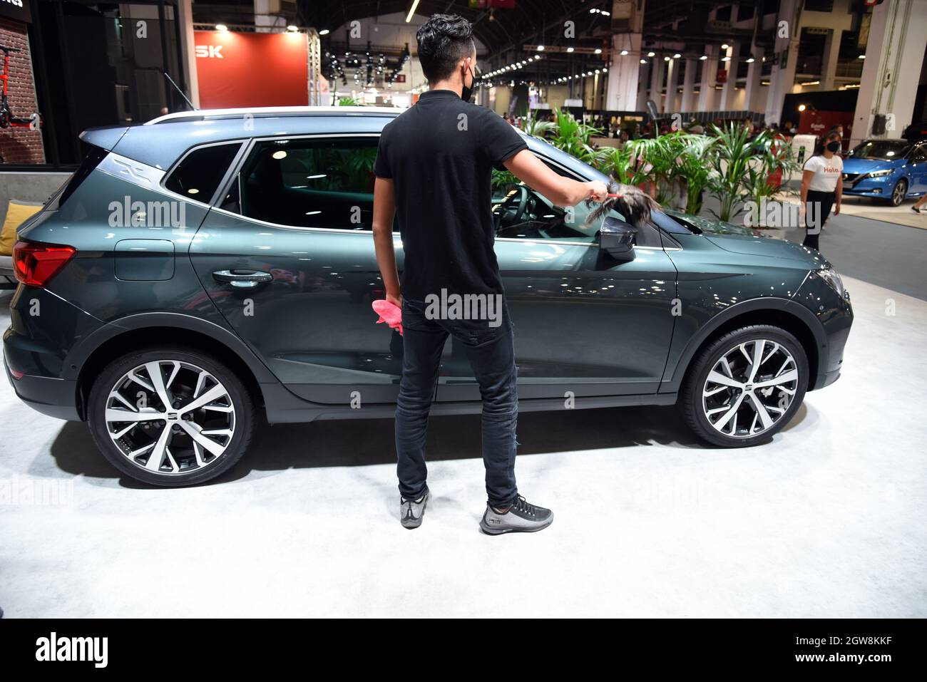 Barcellona, Spagna. 2 ottobre 2021. Un lavoratore che pulisce le automobili al POSTO DI GUIDA durante l'Automobile Barcellona 2021.i lavoratori che rendono possibile per l'evento internazionale Automobile Barcellona di funzionare senza problemi sono a volte inosservati. Personale di pulizia, guardie di sicurezza, pulitori di auto, informazioni hostess, tra gli altri, sono le persone che rendono possibile il successo dell'evento. (Foto di Ramon Costa/SOPA Images/Sipa USA) Credit: Sipa USA/Alamy Live News Foto Stock