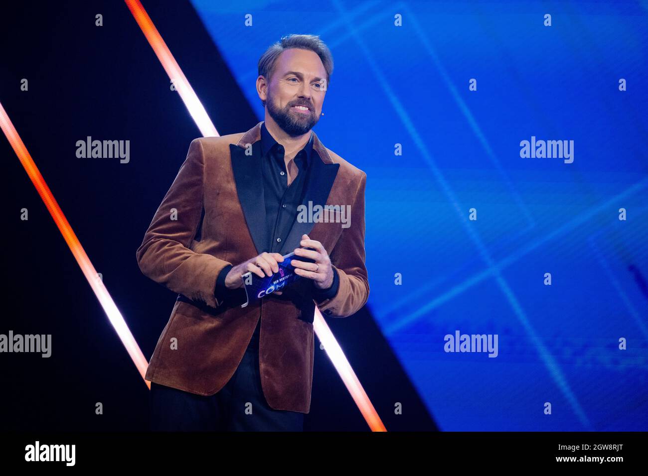 Colonia, Germania. 01 ottobre 2021. Steven Gätjen, presentatore, è sul palco della cerimonia "German Comedy Awards". I più popolari spettacoli comici, podcast e artisti vengono premiati. Credit: Rolf Vennenbernd/dpa/Alamy Live News Foto Stock