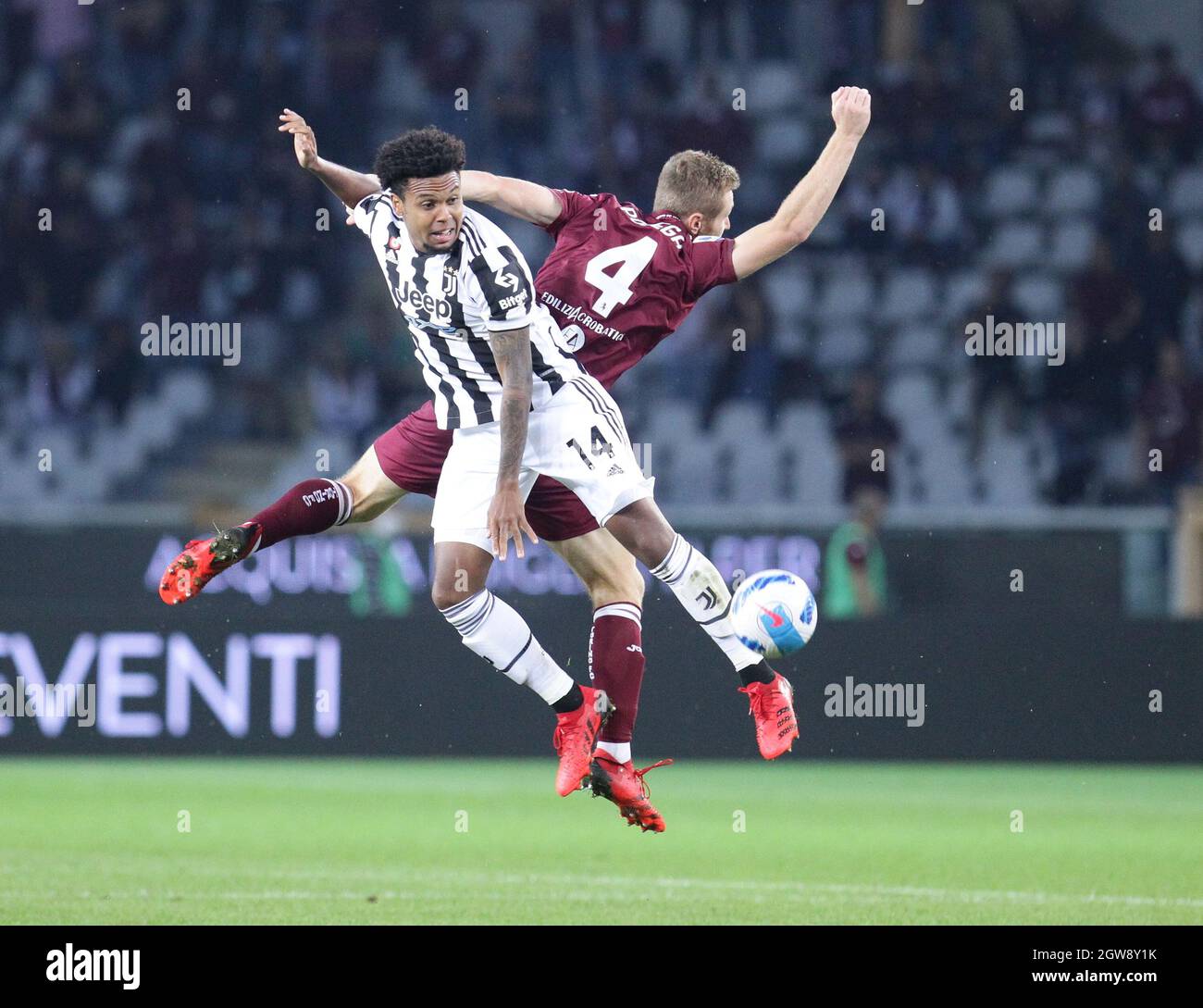 TORINO ITALIA- 2 ottobre Stadio Olimpico Grande Torino Weston Mckennie Tommaso Pobega durante la serie Una partita tra FC Torino e Juventus FC allo Stadio Olimpico il 2 ottobre 2021 a Torino. Credit: Christian Santi/Alamy Live News Foto Stock