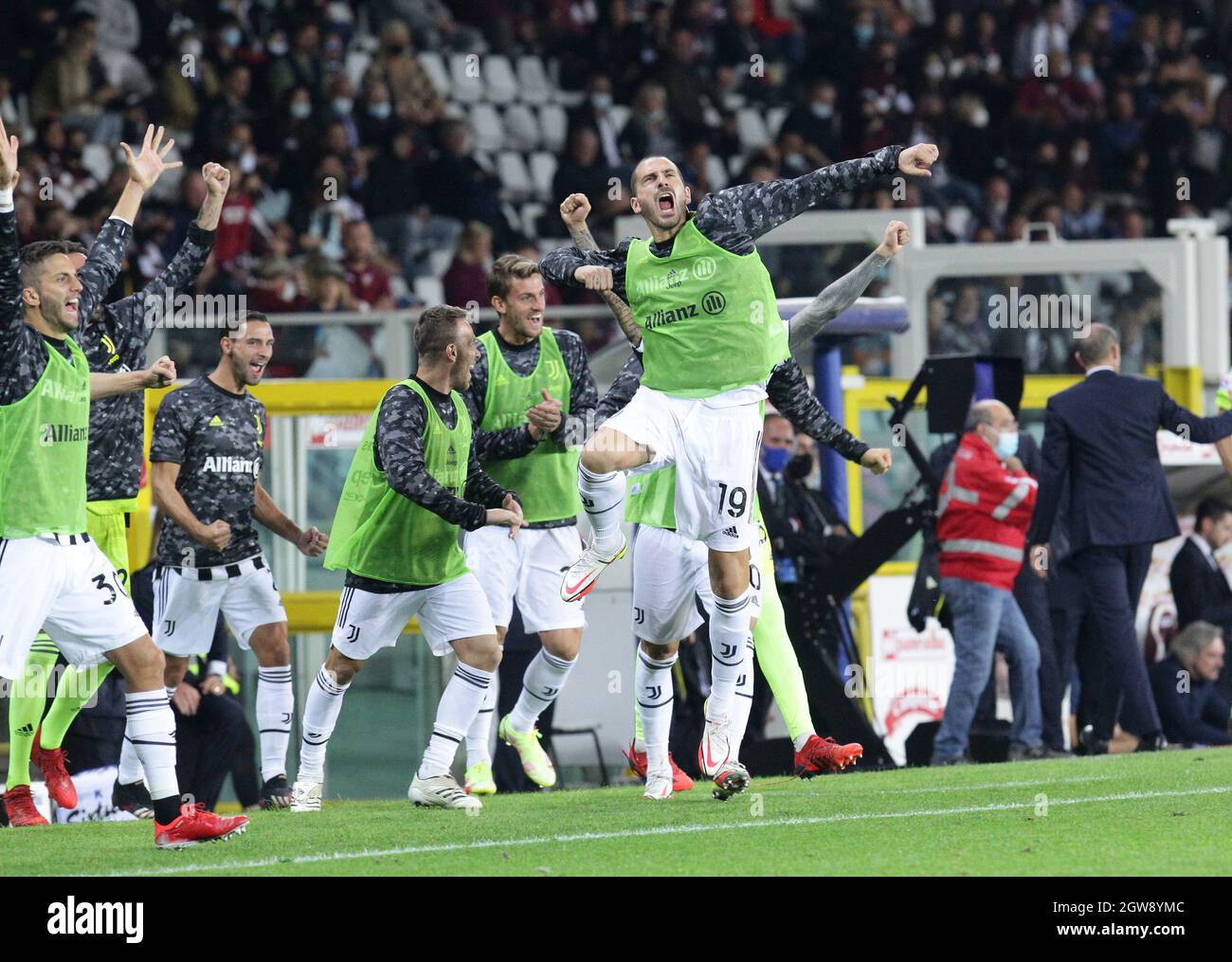 TORINO ITALIA- 2 ottobre Stadio Olimpico Grande Torino Leonardo Bonucci festeggia con i suoi compagni di squadra dopo la fine della partita durante la Serie una partita tra FC Torino e Juventus FC allo Stadio Olimpico il 2 ottobre 2021 a Torino. Credit: Christian Santi/Alamy Live News Foto Stock