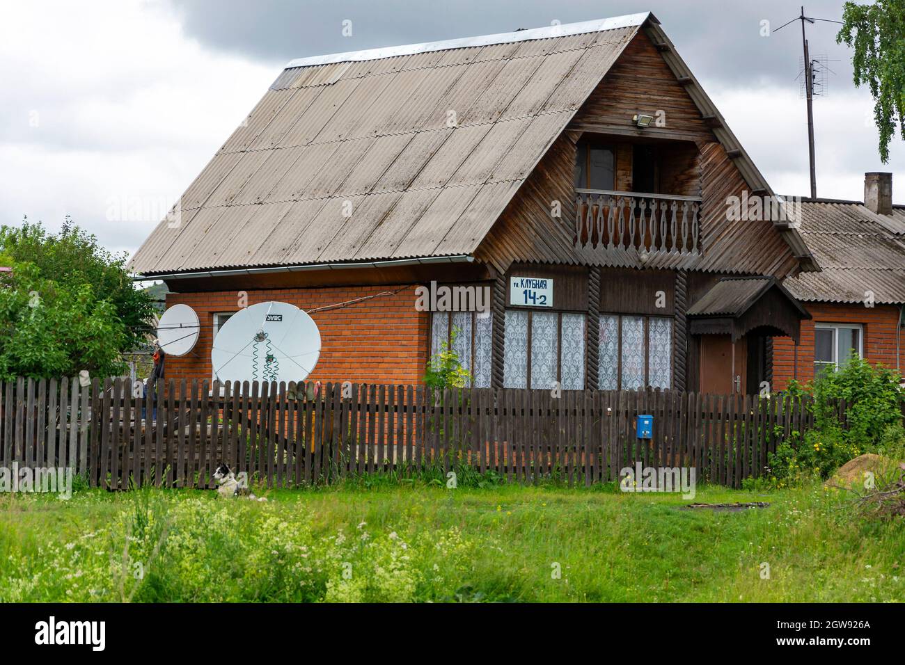 Fattoria privata con una casa in mattoni rossi nel villaggio di Starobachaty, Kemerovo regione-Kuzbass Foto Stock