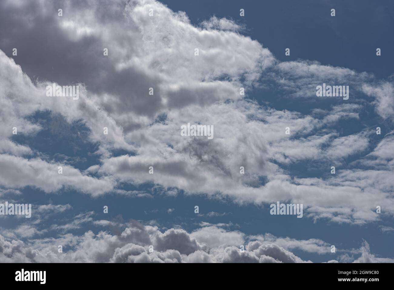 Nuvole nel cielo. Lo spettacolo meraviglioso di un cielo pieno di nuvole. Profondità e tridimensionalità di un cielo nuvoloso. Foto Stock