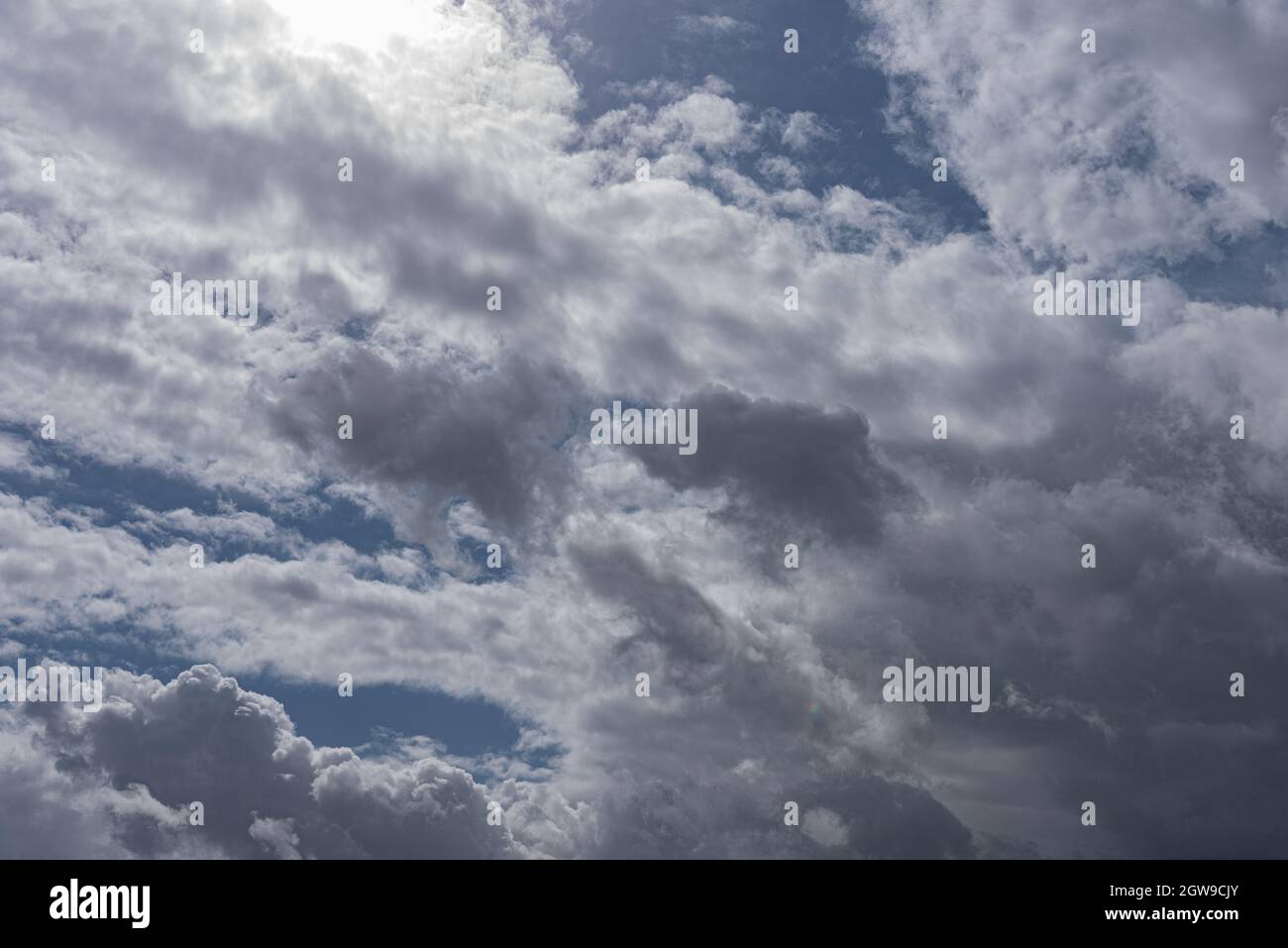 Nuvole nel cielo. Lo spettacolo meraviglioso di un cielo pieno di nuvole. Profondità e tridimensionalità di un cielo nuvoloso. Foto Stock