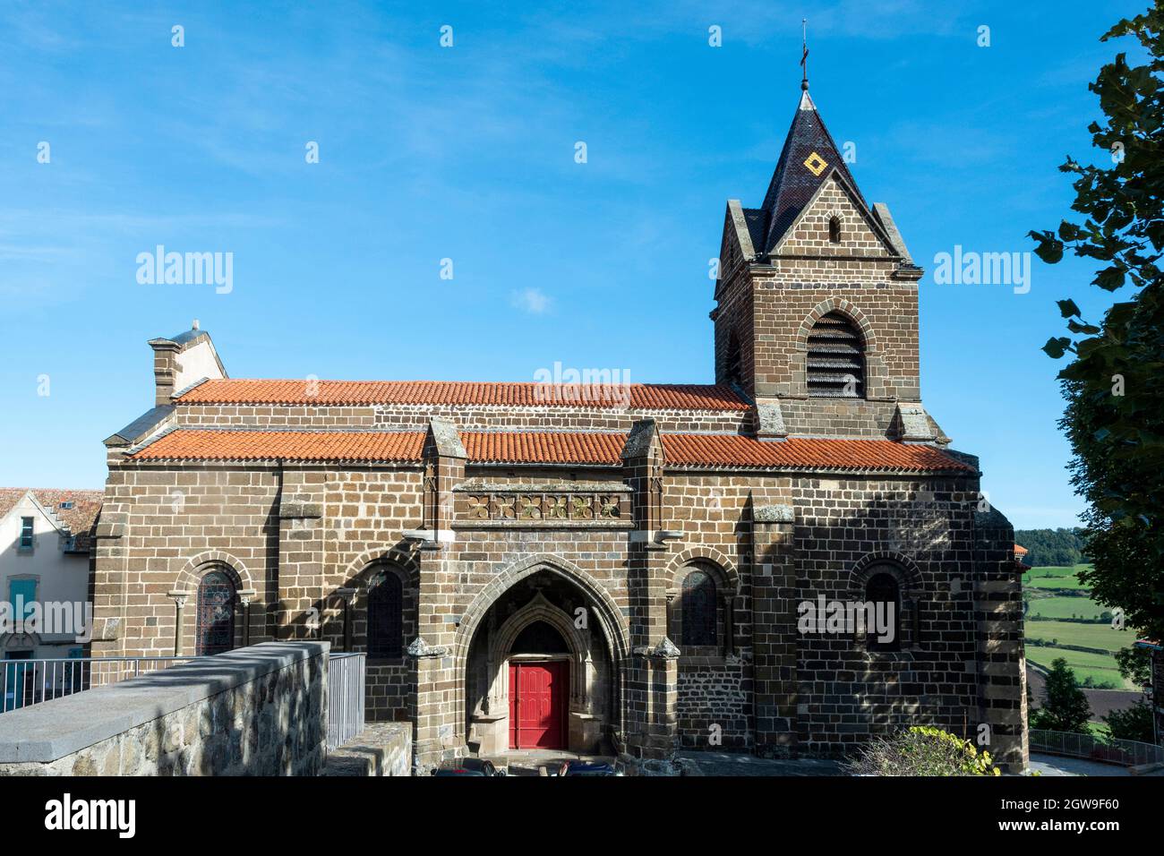 Polignac etichettato Les Plus Beaux Villages de France, Saint Martin chiesa, Haute-Loire dipartimento, Auvergne-Rhone-Alpes, Francia Foto Stock