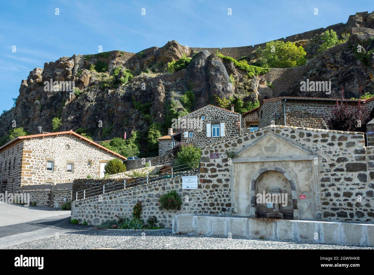 Polignac etichettato Les Plus Beaux Villages de France, case ai piedi del castello, Haute-Loire, Auvergne-Rhone-Alpes, Francia Foto Stock