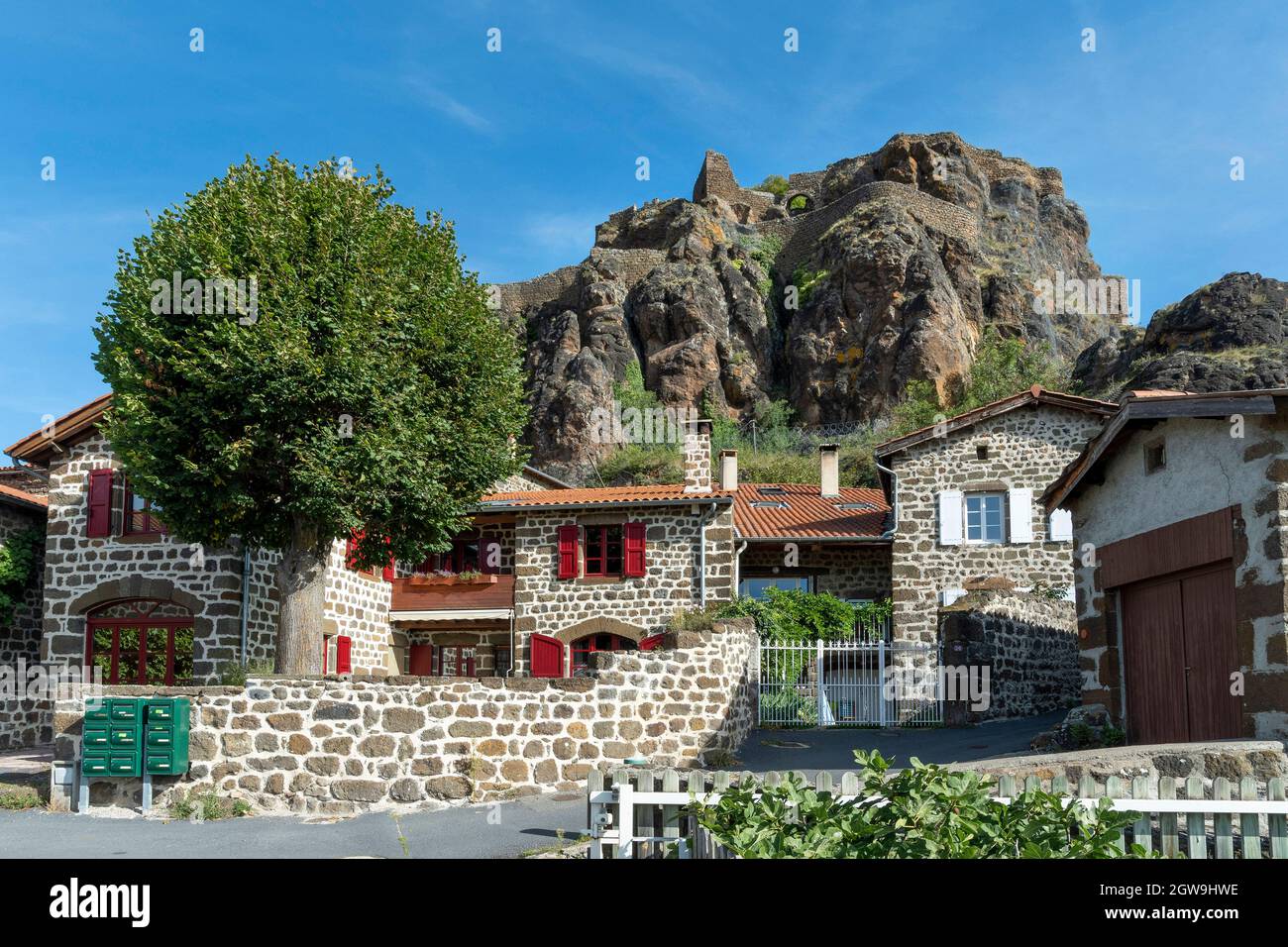 Polignac etichettato Les Plus Beaux Villages de France, case ai piedi del castello, Haute-Loire, Auvergne-Rhone-Alpes, Francia Foto Stock