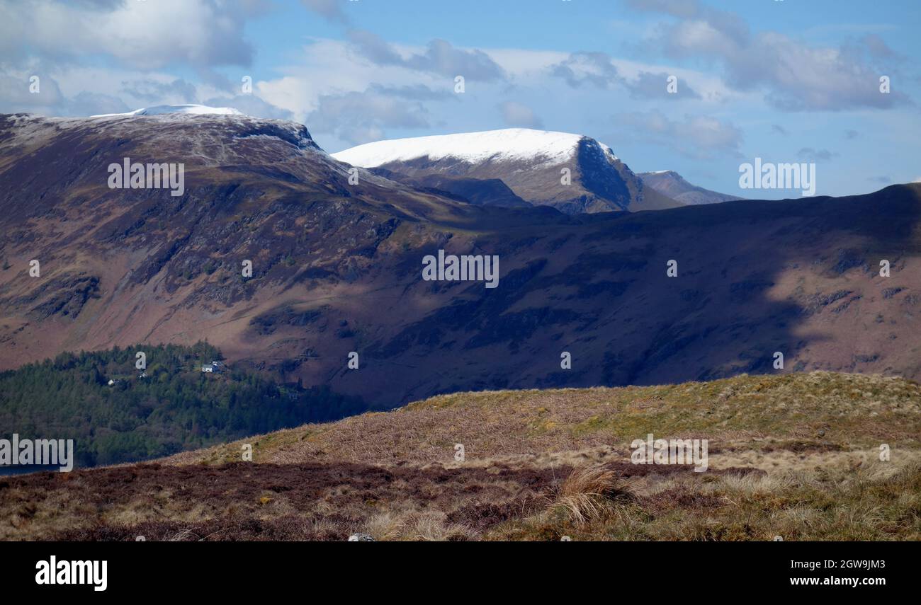 La neve coperta Wainwrights 'maiden Moor' e 'Robinson' dalla cima di 'Walla Crag' nel Lake District National Park, Cumbria, Inghilterra, Regno Unito Foto Stock