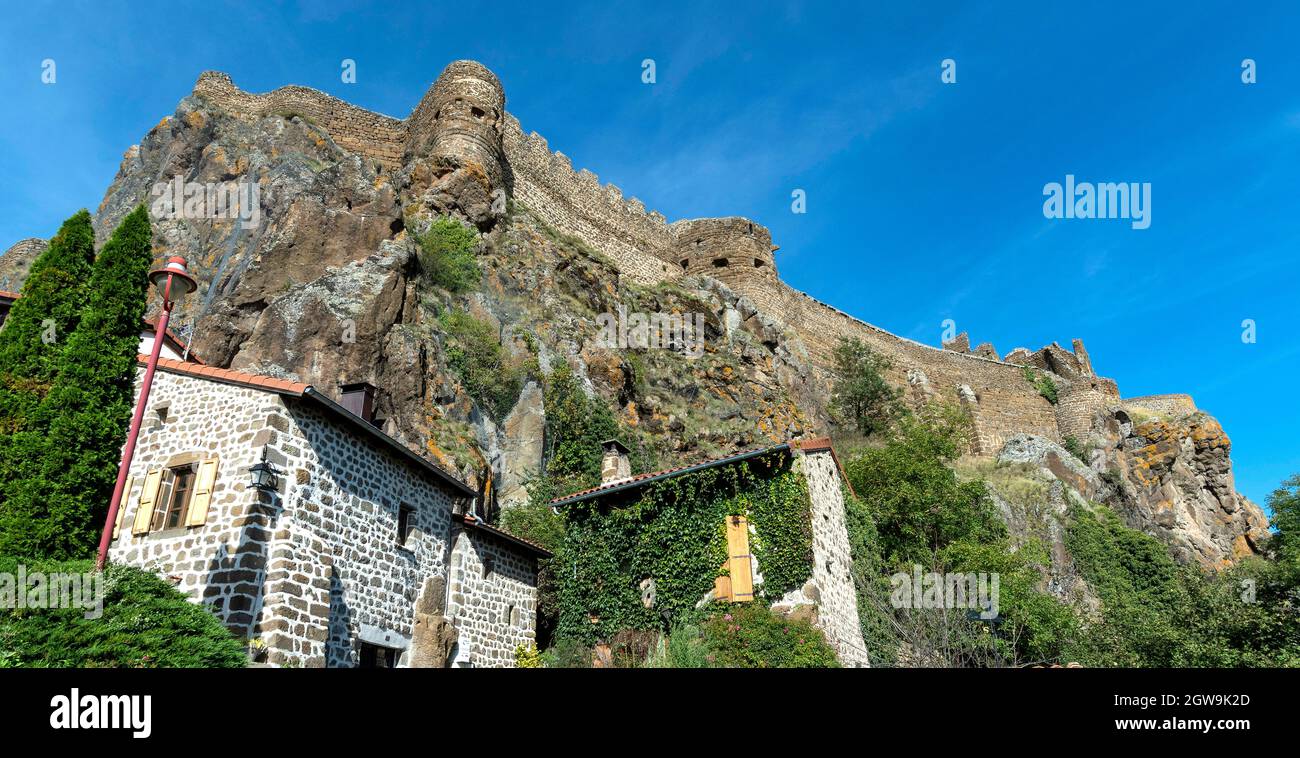 Polignac etichettato Les Plus Beaux Villages de France, merli della fortezza, Haute-Loire, Auvergne-Rhone-Alpes, Francia Foto Stock