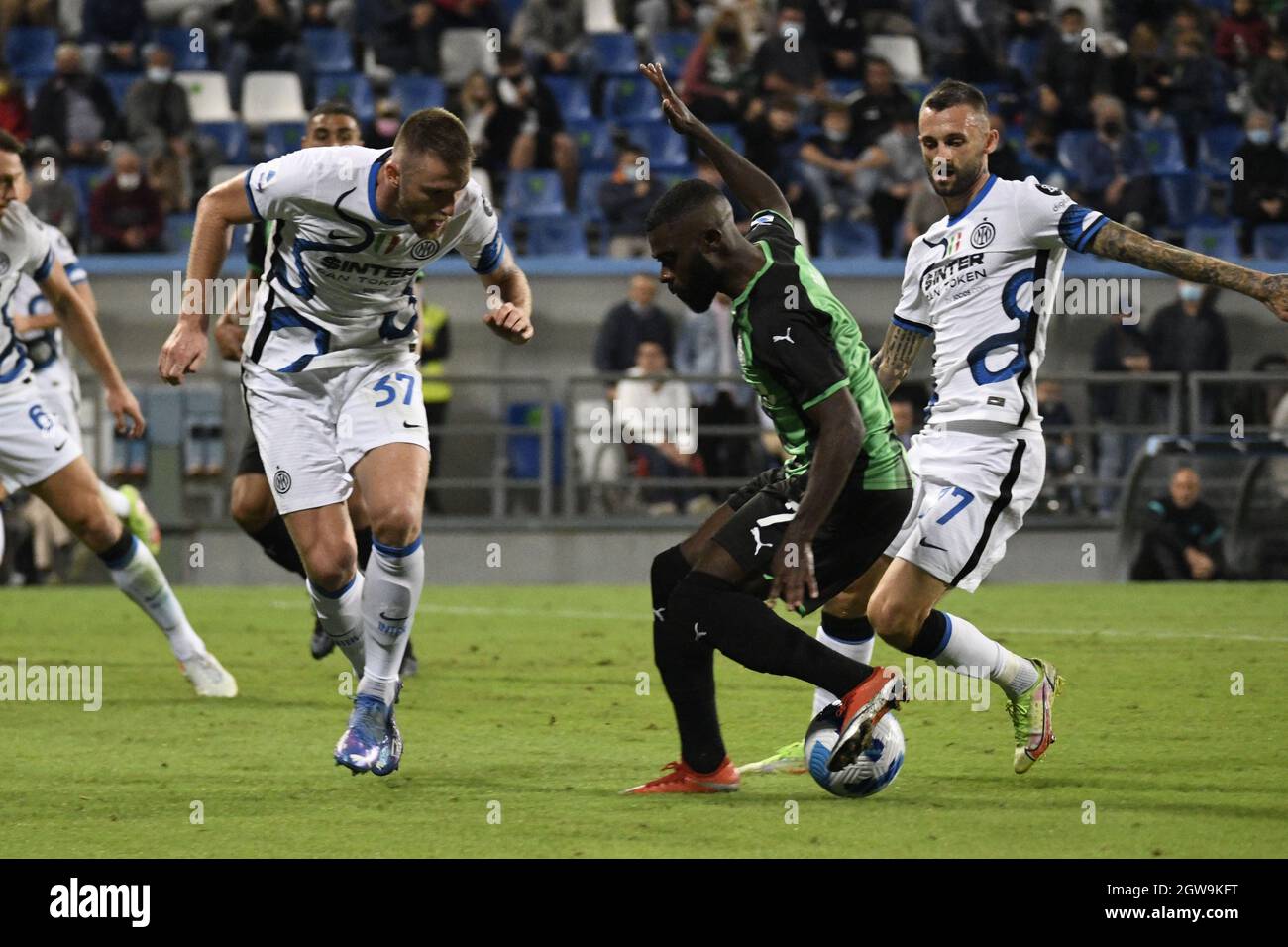 Milano Skriniar (Inter)Jeremie Boga (Sassuolo)Marcelo Brozovic (Inter) Durante la partita italiana 'serie A' tra Sassuolo 1-2 Inter allo Stadio Mapei il 2 ottobre 2021 a Reggio Emilia, Italia. (Foto di Maurizio Borsari/AFLO) Foto Stock