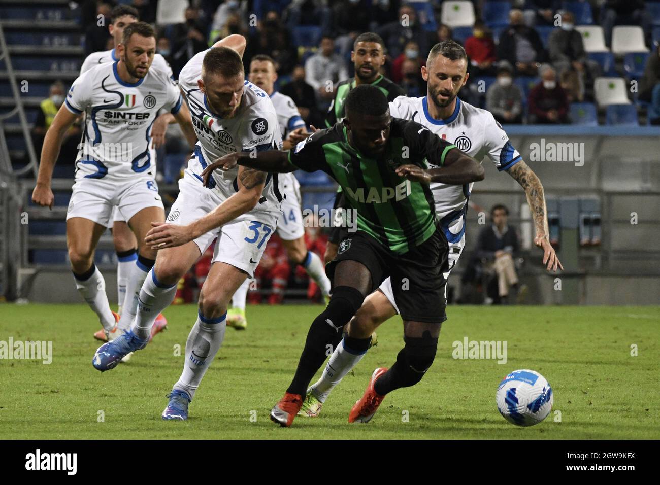 Milano Skriniar (Inter)Jeremie Boga (Sassuolo)Marcelo Brozovic (Inter) Durante la partita italiana 'serie A' tra Sassuolo 1-2 Inter allo Stadio Mapei il 2 ottobre 2021 a Reggio Emilia, Italia. (Foto di Maurizio Borsari/AFLO) Foto Stock
