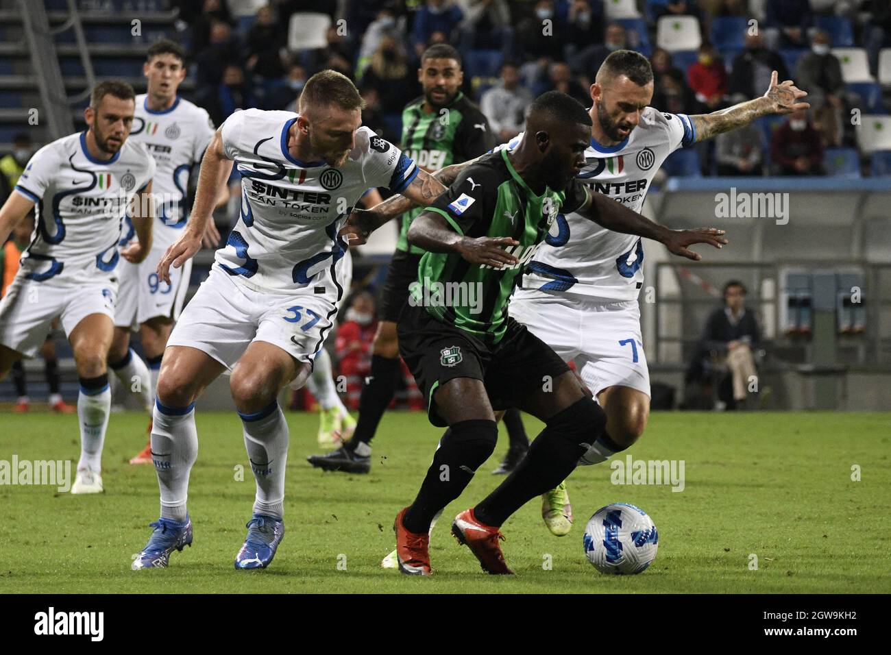 Milano Skriniar (Inter)Jeremie Boga (Sassuolo)Marcelo Brozovic (Inter) Durante la partita italiana 'serie A' tra Sassuolo 1-2 Inter allo Stadio Mapei il 2 ottobre 2021 a Reggio Emilia, Italia. (Foto di Maurizio Borsari/AFLO) Foto Stock
