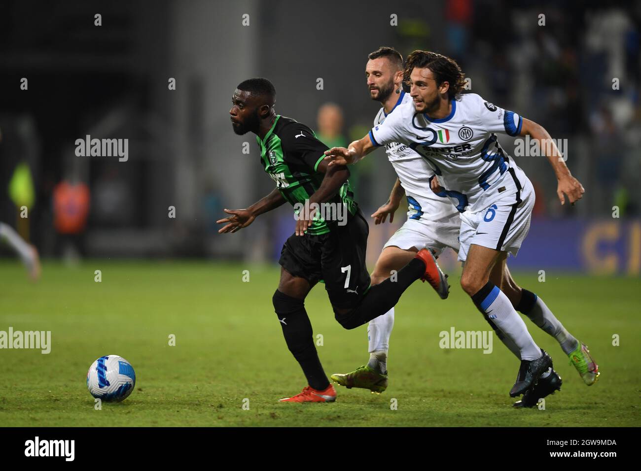 JEREMIE Boga (Sassuolo)Matteo Darmian (Inter)Marcelo Brozovic (Inter) durante la partita italiana 'serie A' tra Sassuolo 1-2 Inter allo Stadio Mapei il 2 ottobre 2021 a Reggio Emilia. Credit: Maurizio Borsari/AFLO/Alamy Live News Foto Stock