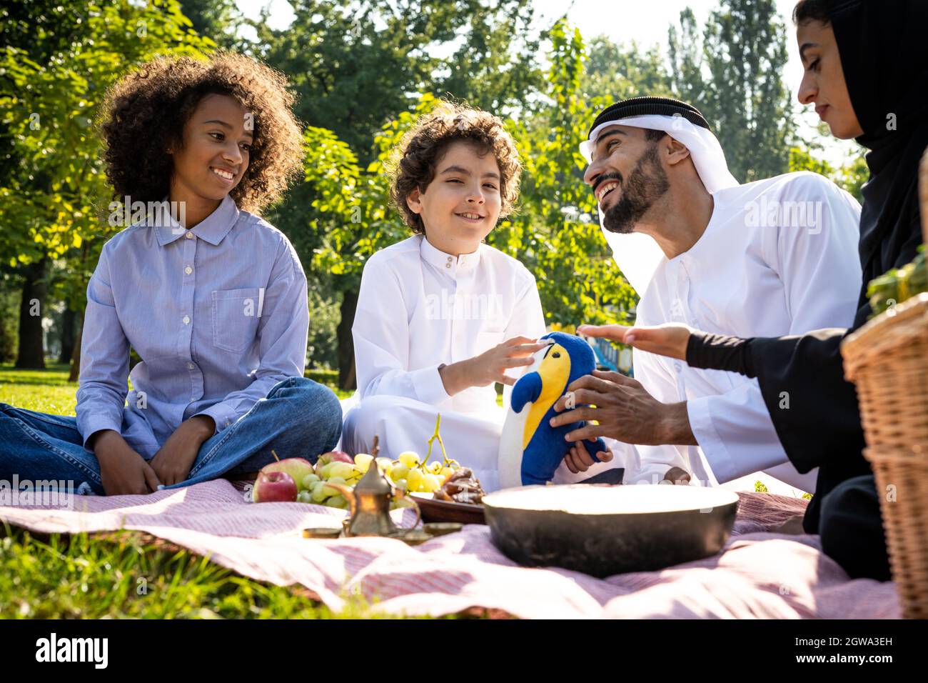 immagine cinematografica di una famiglia degli emirates che trascorre del tempo al parco Foto Stock