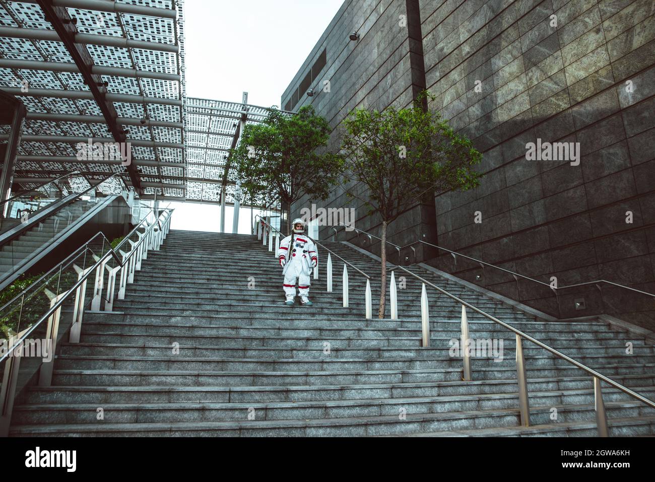 spaceman in una stazione futuristica. Uomo con tuta spaziale che cammina in una zona urbana Foto Stock