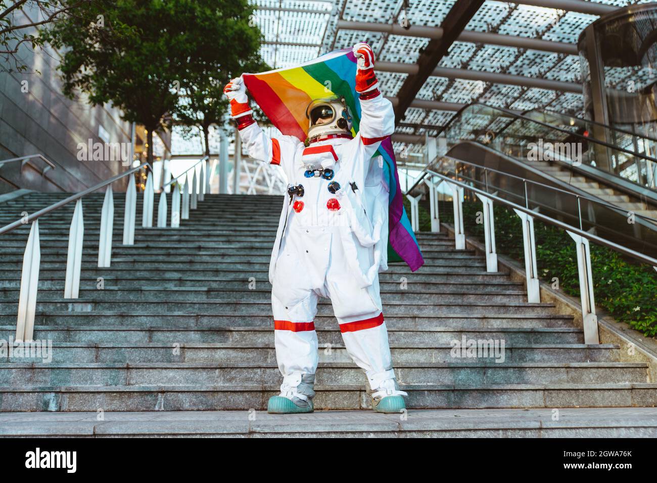 il veicolo spaziale lgbt in una stazione futuristica. Uomo con tuta spaziale che cammina in una zona urbana Foto Stock