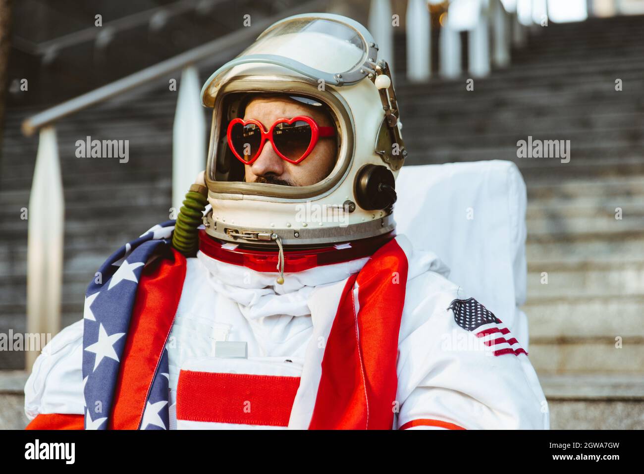 il veicolo spaziale lgbt in una stazione futuristica. Uomo con tuta spaziale che cammina in una zona urbana Foto Stock