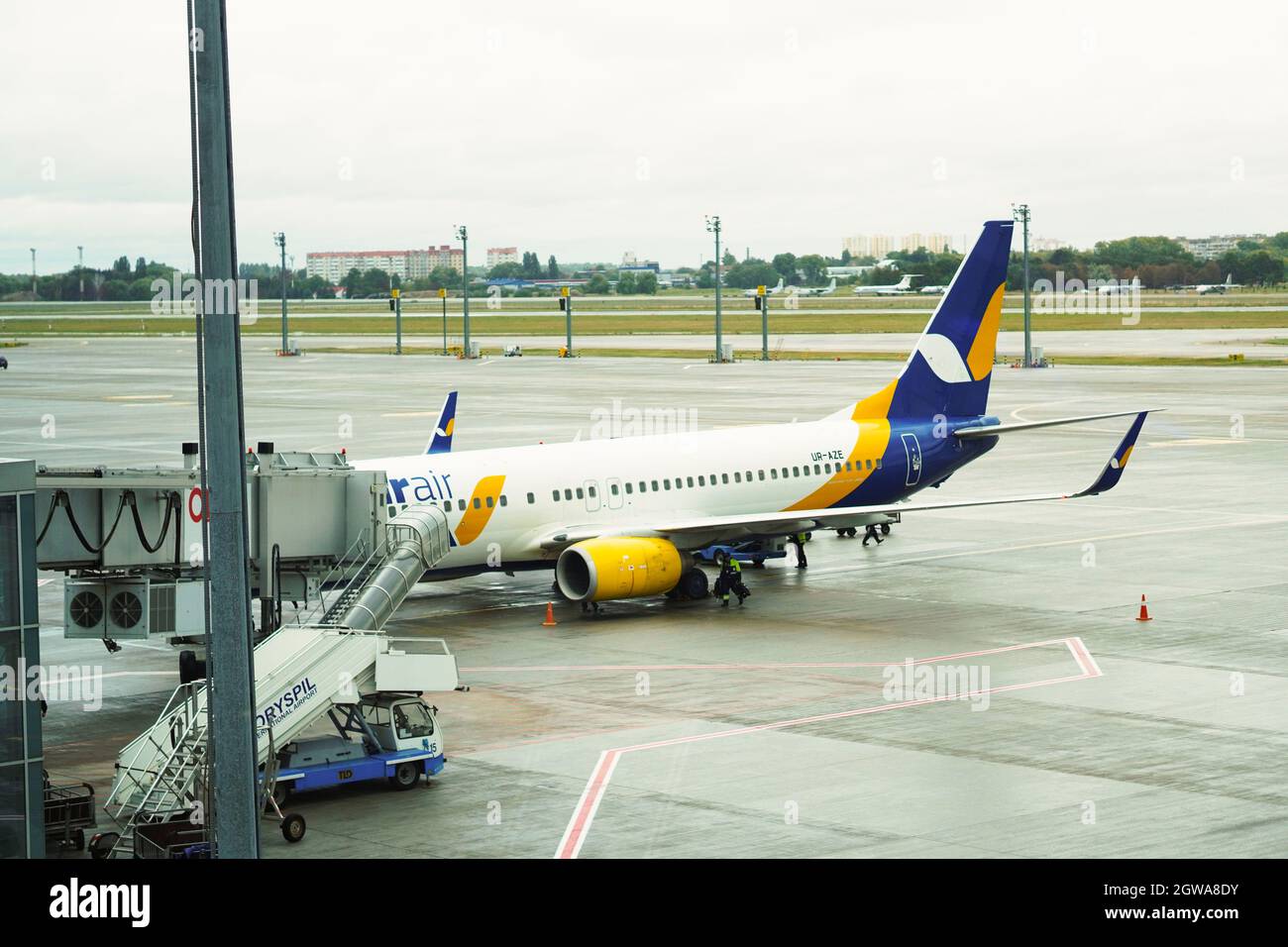 Kiev, Ucraina - 21 settembre 2021. Aereo passeggeri in aeroporto. Manutenzione degli aeromobili. Caricamento del piano. Concetto di destinazione turistica e di viaggio. Foto Stock