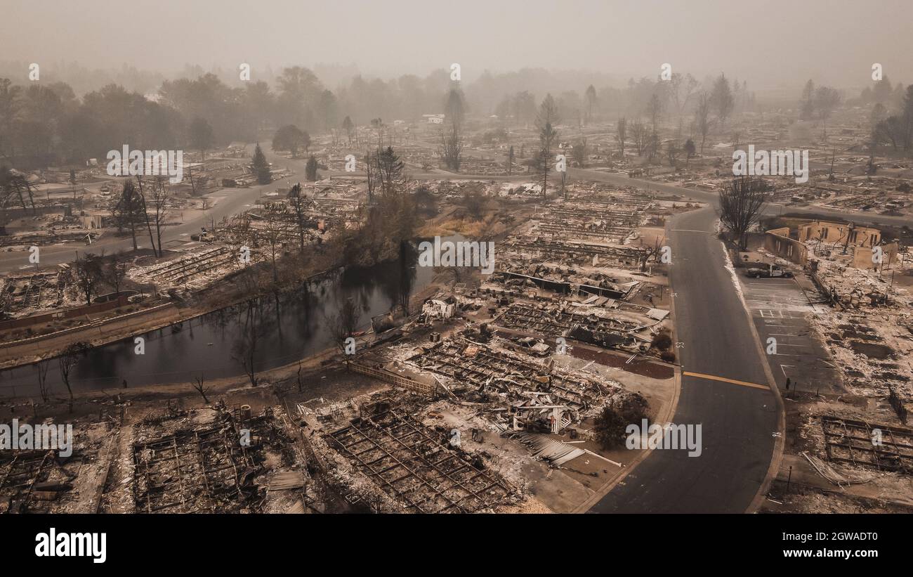 Vista aerea di Ruined Mobile Home Park dopo l'Almeda Wildfire nel sud dell'Oregon Talent Phoenix Foto Stock