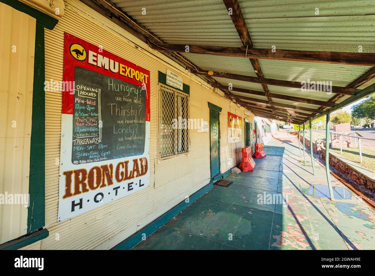 L'esterno del famoso vecchio hotel rivestito di ferro al Marble Bar, Pilbara, Australia Occidentale, Australia Foto Stock
