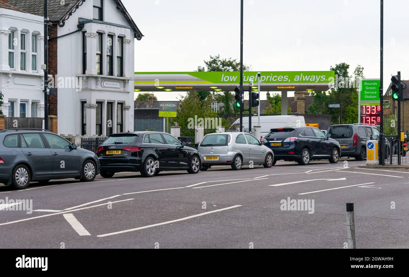 Dopo oltre una settimana di crisi di carburante, la situazione non si è attenuata nella capitale con gli automobilisti che lottano per ottenere carburante per i loro veicoli. Foto Stock