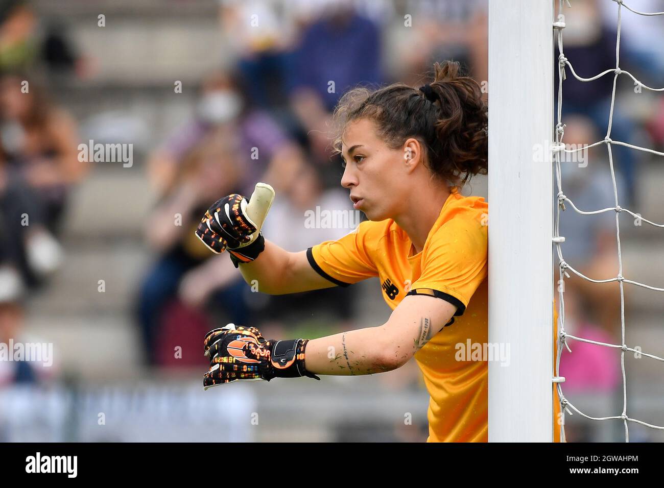 Roma, Italia. 2 ottobre 2021. Camelia Ceasar di AS Roma Donne in azione durante la Women Series Una partita tra AS Roma e Juventus allo Stadio tre Fontane il 02 ottobre 2021 a Roma, Italia. Credit: Pacific Press Media Production Corp./Alamy Live News Foto Stock