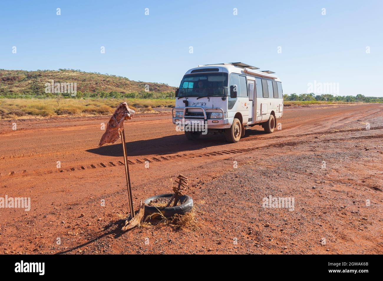 Mostra divertente che mostra un cranio animale e una primavera su una strada Outback chiamata Skull Spring Road vicino a Nullagine, Pilbara, Australia Occidentale, Australi Foto Stock