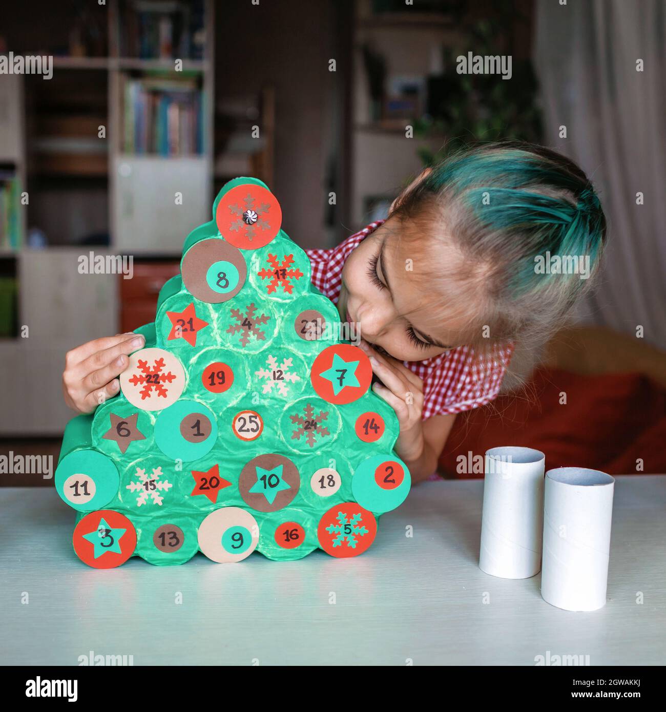 Kid Making Calendario Avvento fatto a mano con rotoli di carta igienica.  Attività stagionale, Vacanze in famiglia Foto stock - Alamy