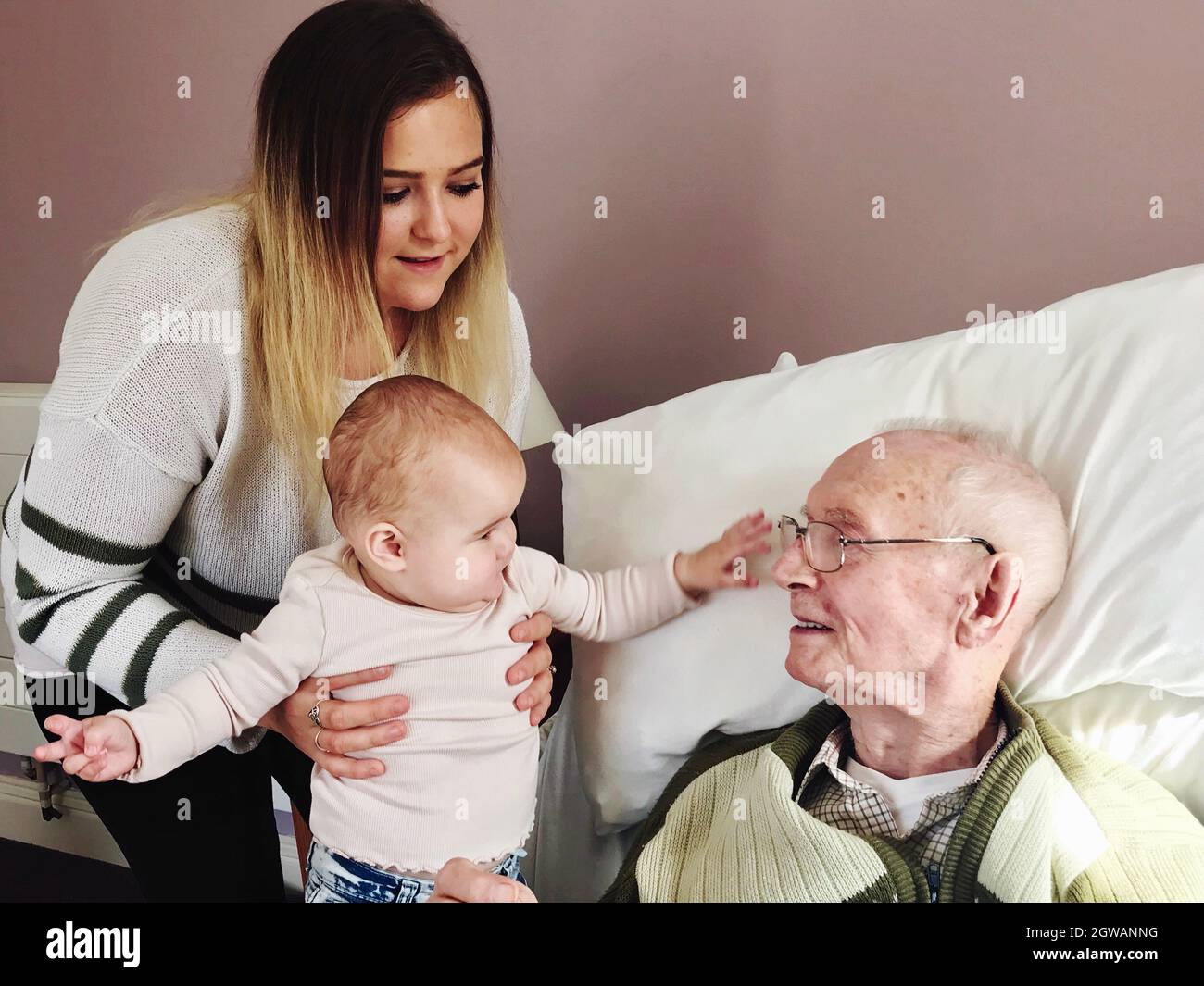 Ritratto di Madre e Figlio con Gran nonno. Regno Unito Foto Stock