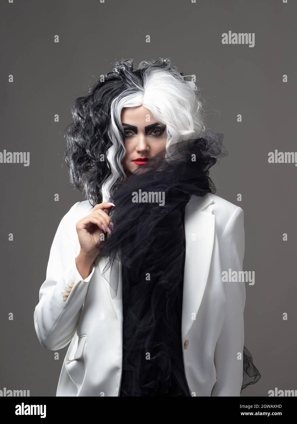 Una bellezza fatale in un'immagine di moda audace con capelli bianchi e neri. Un'elegante immagine ribelle per Halloween. Foto Stock