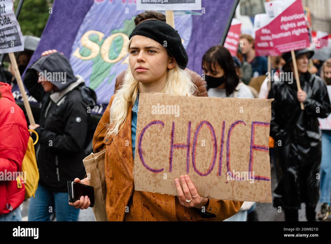 Londra, Regno Unito. 2 ottobre 2021. I diritti delle donne marciano a sostegno delle proteste che si verificano in tutti gli Stati Uniti contro la nuova legge sull'aborto in Texas Foto Stock