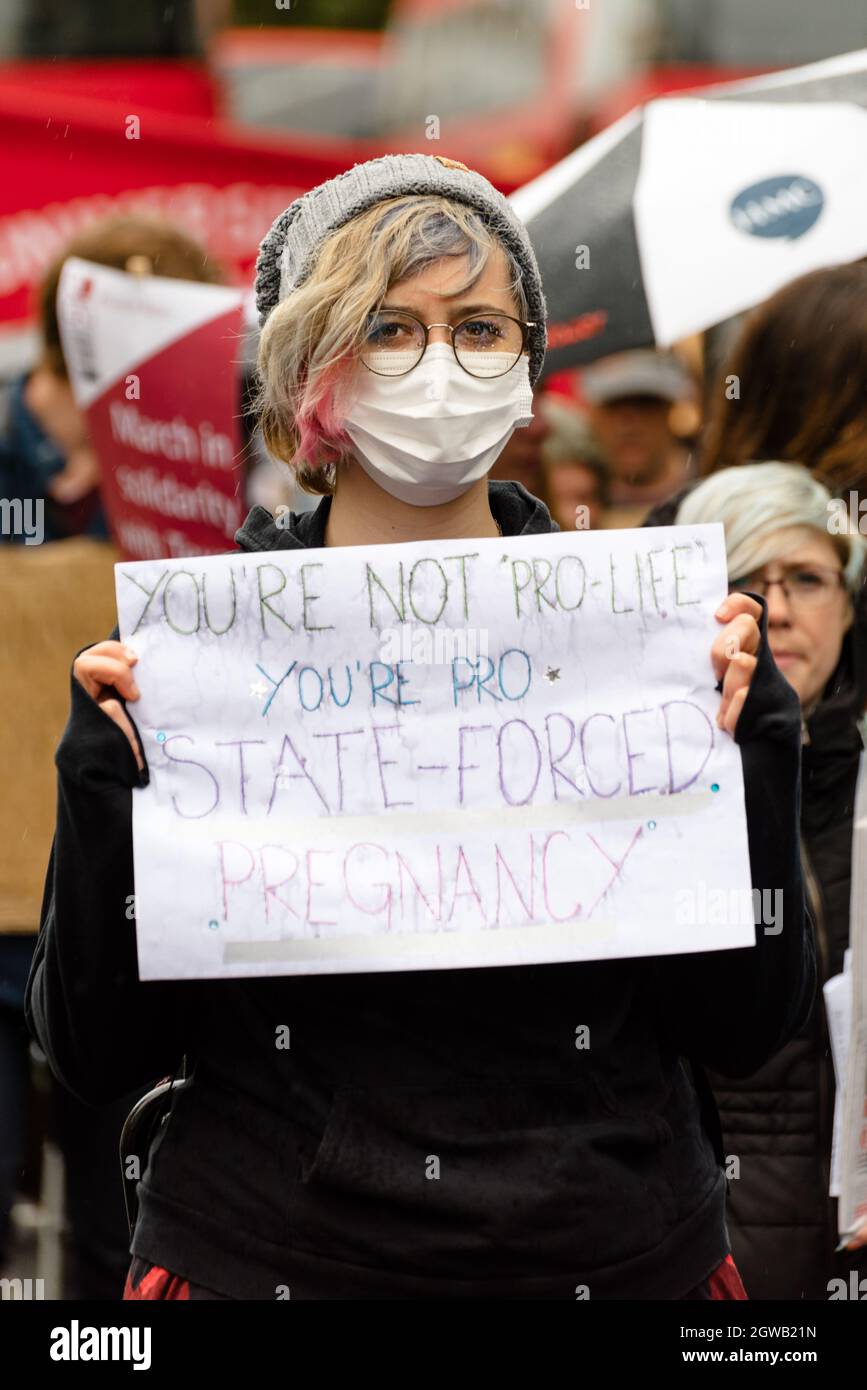 Londra, Regno Unito. 2 ottobre 2021. I diritti delle donne marciano a sostegno delle proteste che si verificano in tutti gli Stati Uniti contro la nuova legge sull'aborto in Texas Foto Stock