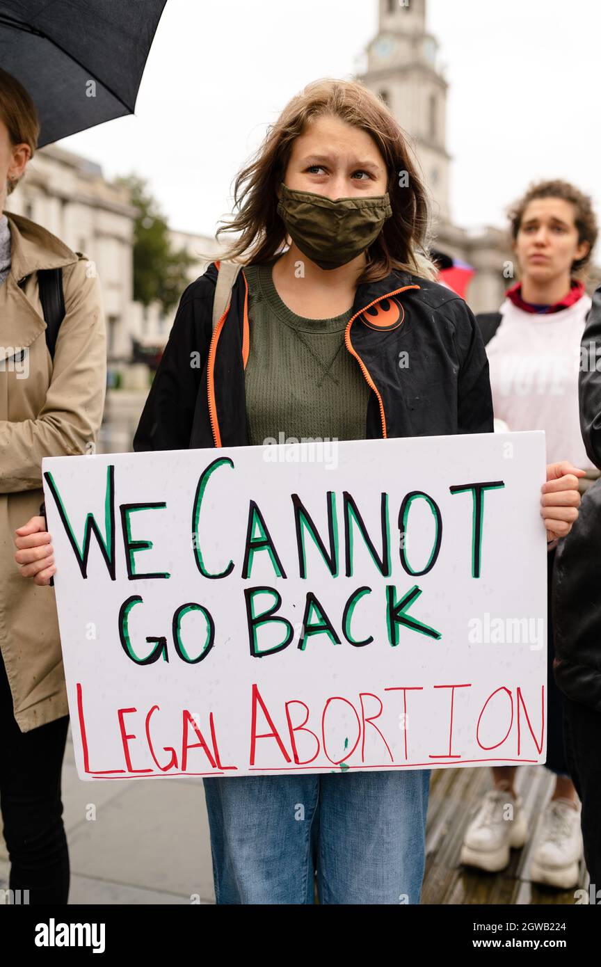 Londra, Regno Unito. 2 ottobre 2021. I diritti delle donne marciano a sostegno delle proteste che si verificano in tutti gli Stati Uniti contro la nuova legge sull'aborto in Texas Foto Stock