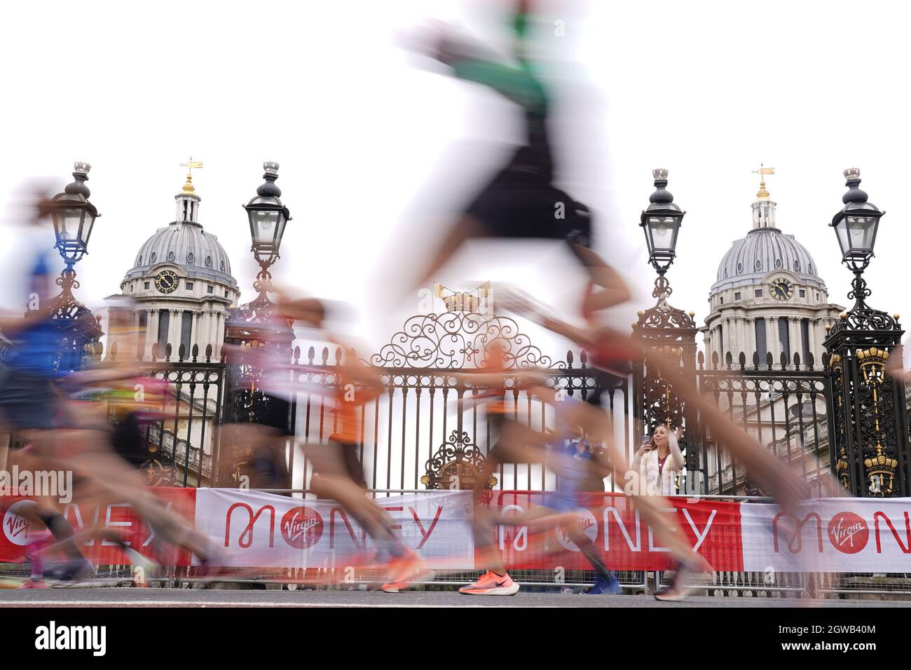 I corridori passano l'Old Naval College di Greenwich, durante la Maratona di Londra Virgin Money. Data foto: Domenica 3 ottobre 2021. Foto Stock
