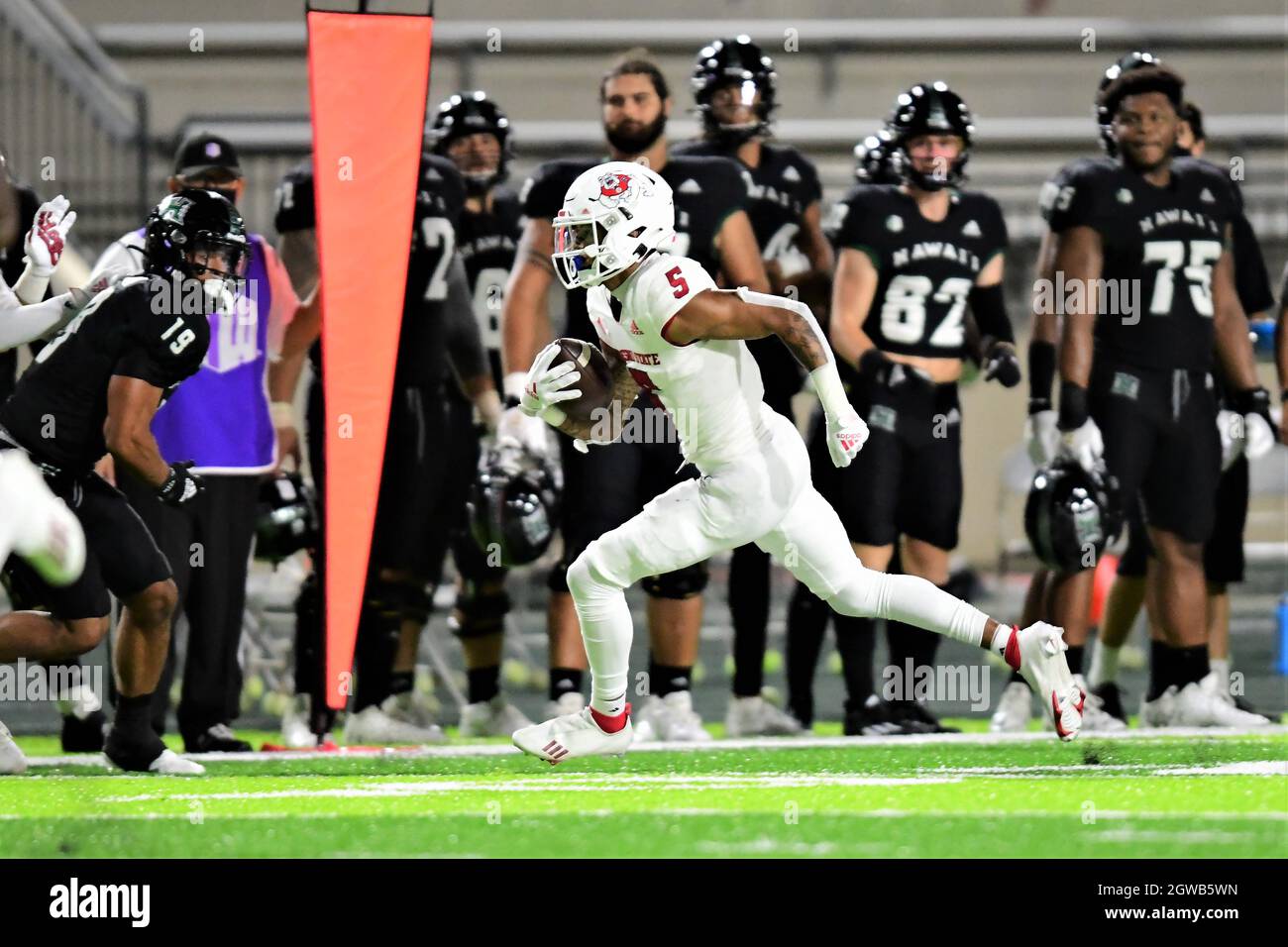 Honolulu, Hawaii, USA. 2 ottobre 2021. Fresno state Bulldogs ampio ricevitore JALEN CROPPER (5) ha catturato la palla e ha segnato contro i Guerrieri delle Hawaii ha ospitato il Fresno state Bulldogs a Clarence T.C. Ching Field Manoa Campus, Honolulu, Hawaii. (Credit Image: © Steven Erler/ZUMA Press Wire) Foto Stock