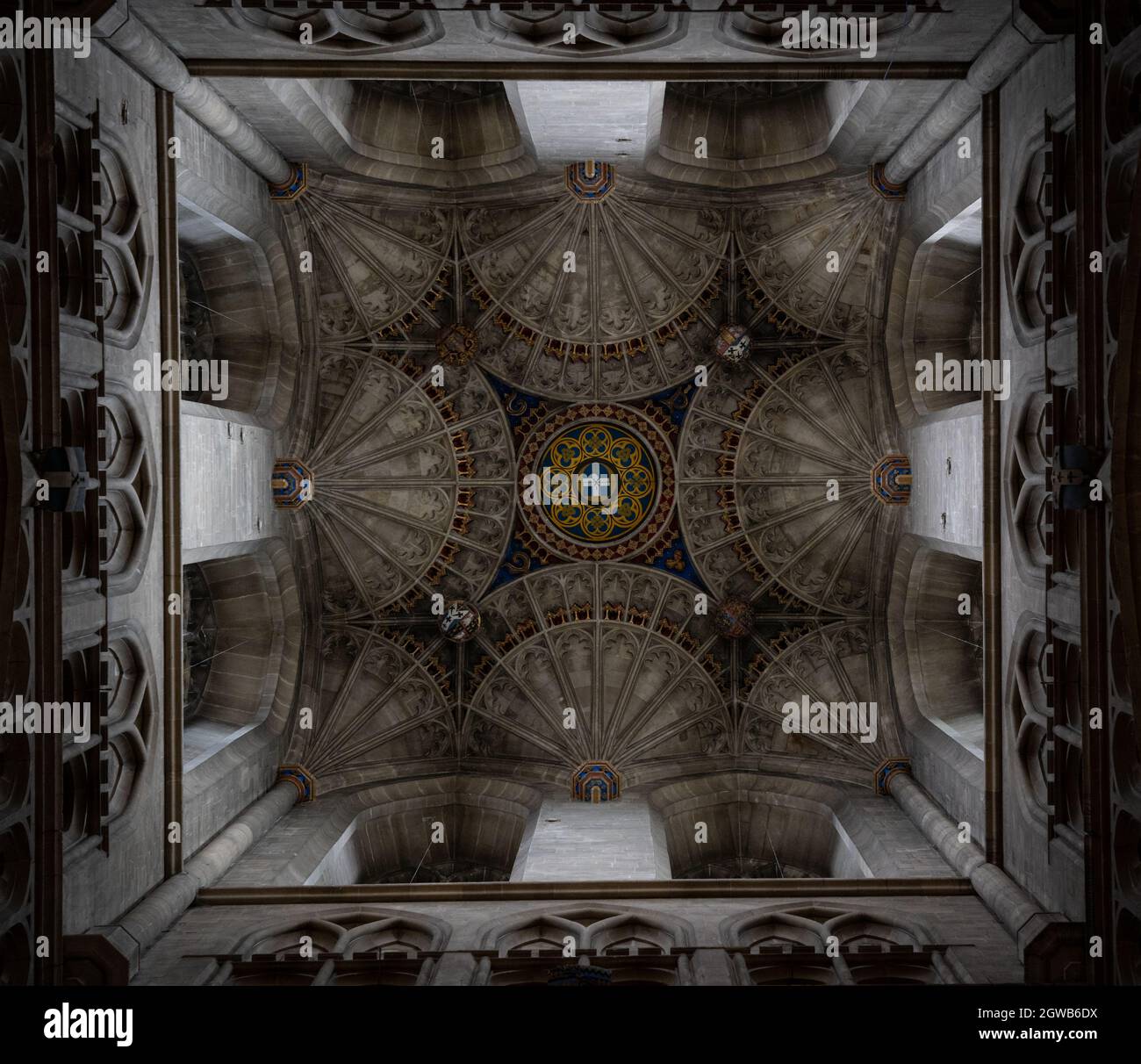 Soffitto decorato in stile gotico con volte in pietra decorativa e dettagli dipinti Foto Stock