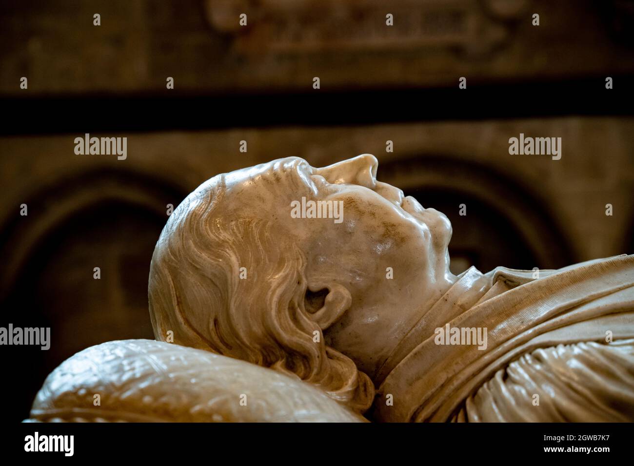 Scultura medievale in pietra nella cattedrale di Canterbury che mostra un dettagliato volto scolpito di profilo Foto Stock
