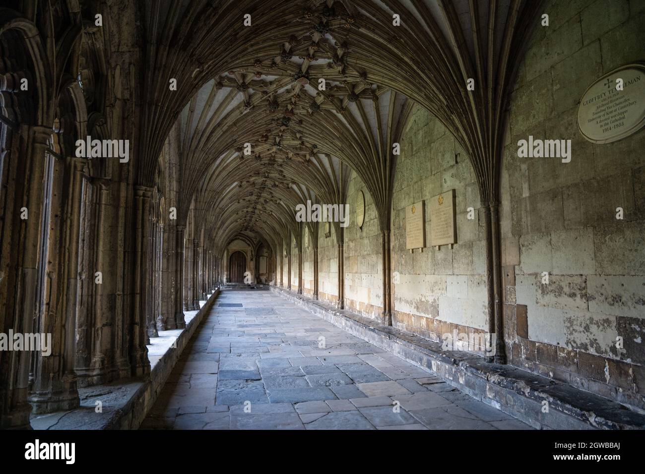 Chiostro gotico in pietra con volte a costine e passerella ad arco nella storica cattedrale Foto Stock