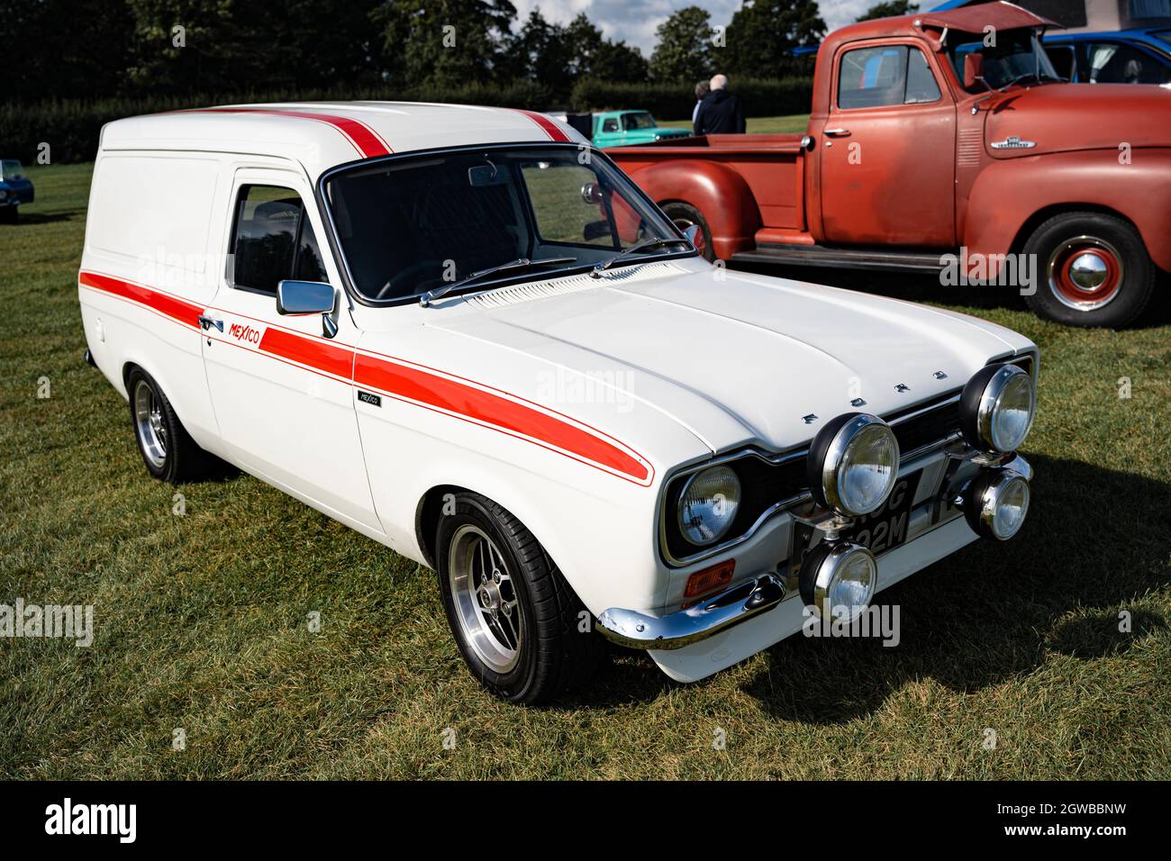Classico furgone Ford Escort bianco con strisce rosse da corsa al salone dell'automobile d'epoca Foto Stock
