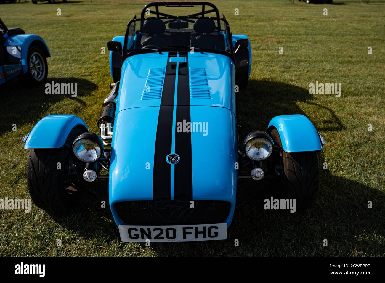 Auto sportiva Blue Caterham Seven con strisce nere da corsa alla fiera automobilistica Foto Stock