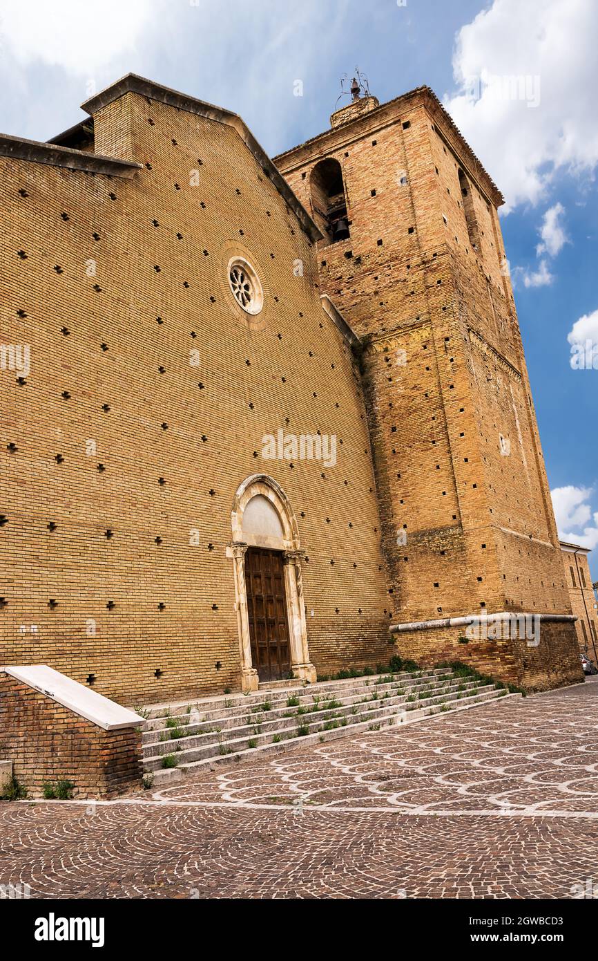 Cattedrale di Penne, un piccolo paese della provincia di Pescara in Abruzzo  Foto stock - Alamy