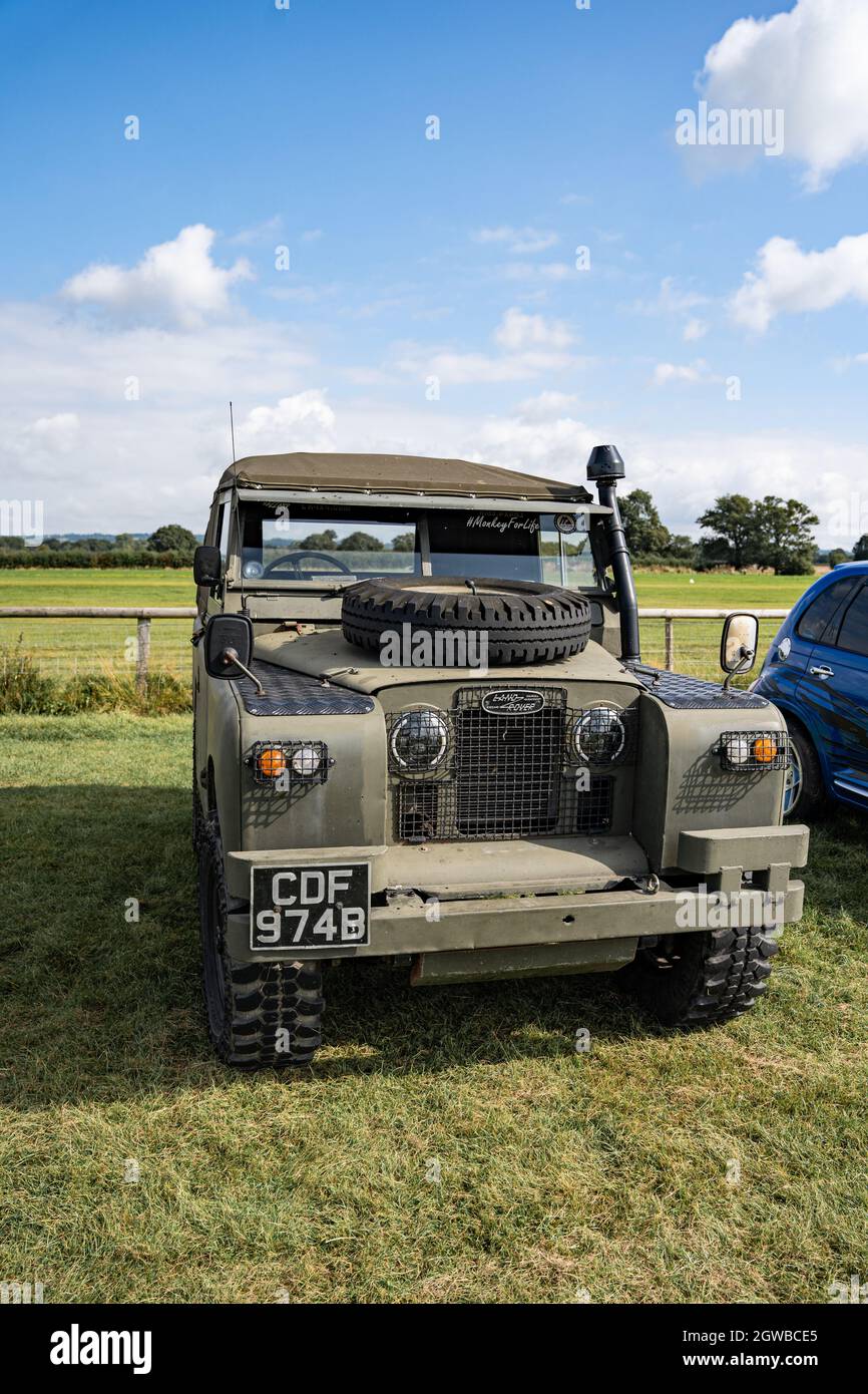 Veicolo della serie Classic Land Rover parcheggiato su prati in campagna Foto Stock